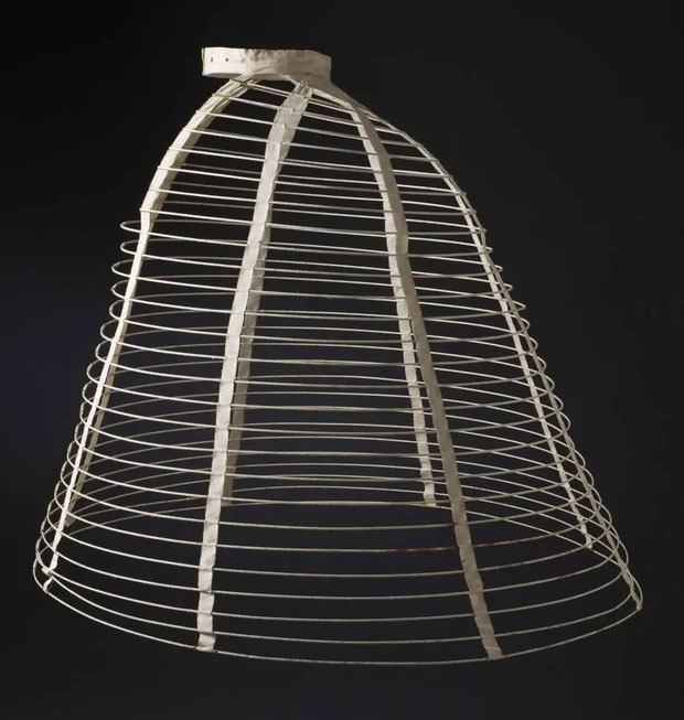 Tháng 6 năm 1856, người ta đã sáng tạo ra những chiếc Crinoline làm từ thép định hình