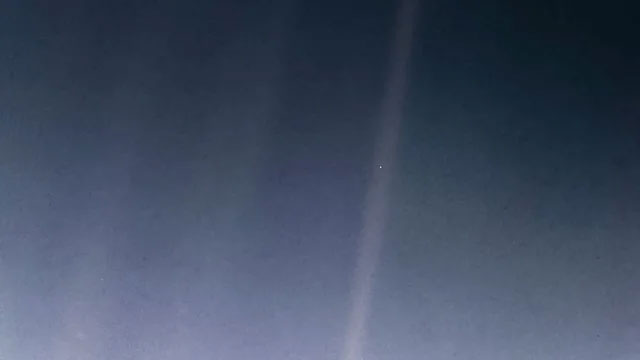 dom-xanh-mo Đốm Xanh Mờ (Pale Blue Dot) là một bức ảnh về Trái Đất chụp vào năm 1990 bởi Voyager 1