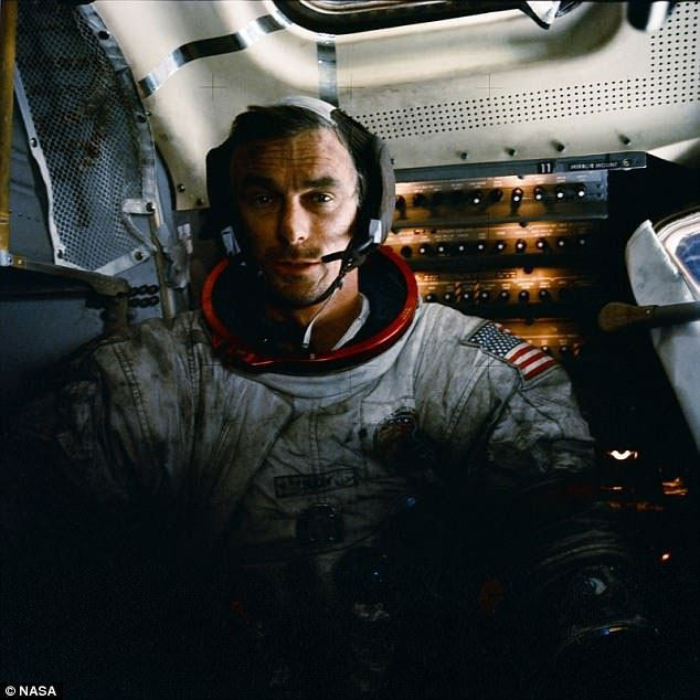 eugene-cernan Eugene Cernan trên tàu Apollo 17 phủ đầy bụi Mặt trăng.
