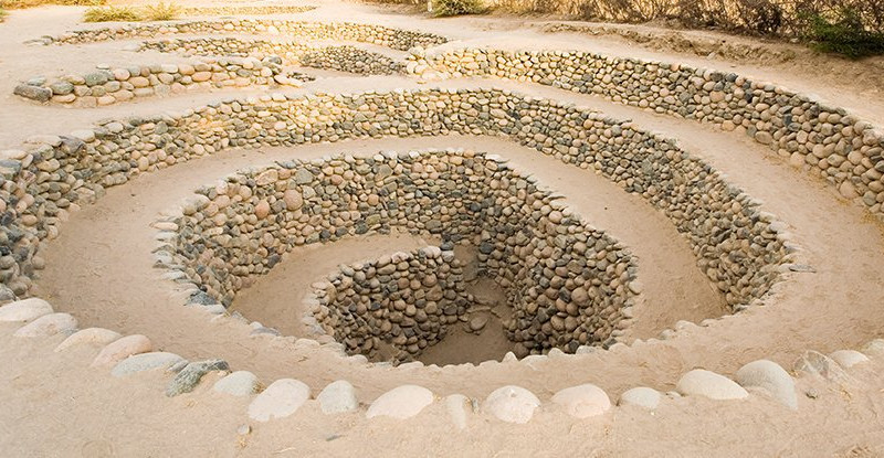 Hố xoắn ốc kỳ lạ trên sa mạc ở Peru.