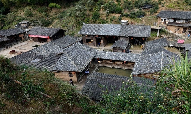 Ngôi làng bao quanh bởi những cánh rừng và không khí trong lành Ngôi làng bao quanh bởi những cánh rừng và không khí trong lành