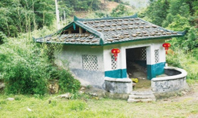 Miếu thờ bên con cóc đá Miếu thờ bên con cóc đá