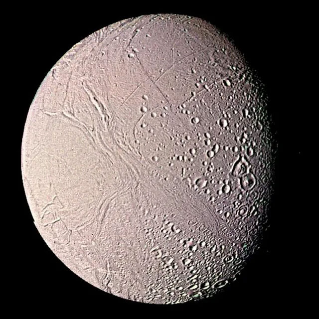 mat-trang-enceladus-1 Enceladus, một trong những mặt trăng của sao Thổ, được nhìn thấy bởi Voyager.