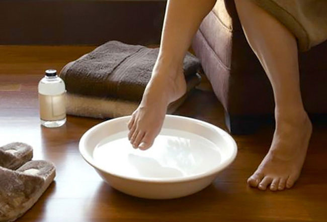 ngam-chan Ngâm chân nước muối sẽ giúp diệt khuẩn cực hiệu quả.