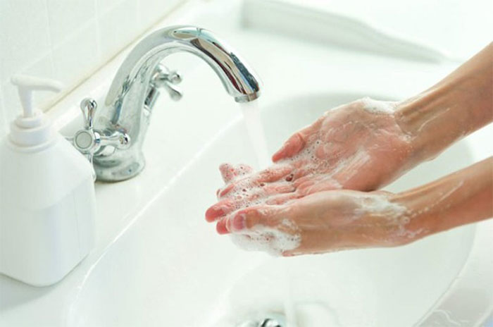 Rửa tay bằng xà phòng nhiều lần