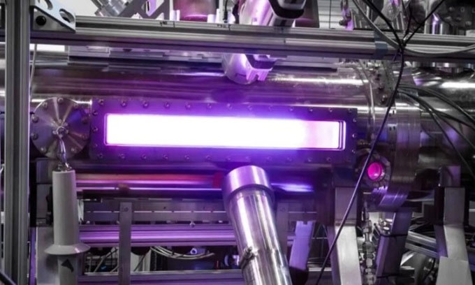 Chớp sáng từ plasma của thiết bị FuZe.