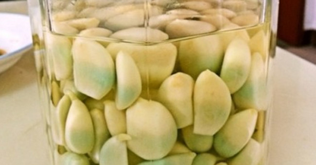 Tỏi Ngâm Dấm Biến Màu Xanh: Có Nên Tiếp Tục Sử Dụng?