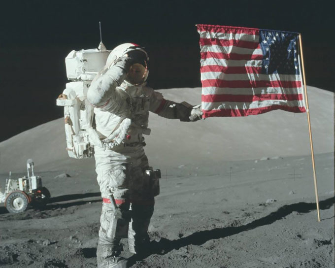 Phi hành gia Eugene Cernan cắm lá cờ Mỹ trong nhiệm vụ Apollo 17 trên Mặt Trăng.