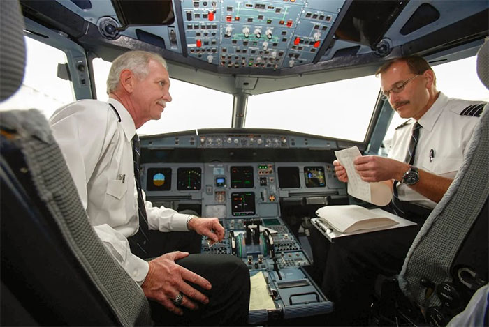 chesley-sullenberger Cơ trưởng Chesley Sullenberger (trái) của US Airway và cơ phó Jeffrey Skiles (phải)