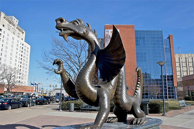 Tượng con rồng phương Tây ở Đại học Drexel, Mỹ.