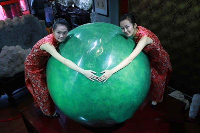 Viên dạ minh châu với kích thước khổng lồ.
