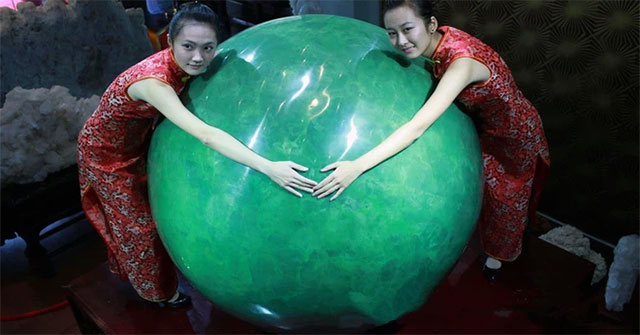 Khám Phá Viên Dạ Minh Châu Khổng Lồ và Những Bí Mật Xung Quanh