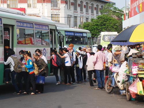 Tránh dép tông nơi đông đúc