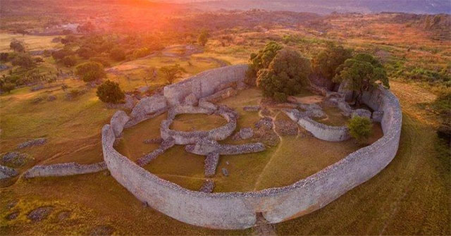 Khám Phá Di Sản Huyền Bí Của Vương Quốc Đá Đại Zimbabwe