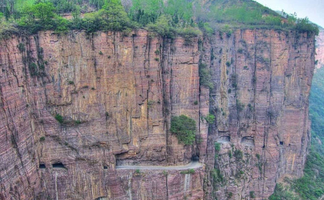 Vị trí và địa hình hiểm trở nên ngôi làng Guoliang gặp nhiều khó khăn về kinh tế.