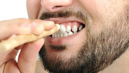 Dùng nhánh meswak để làm sạch răng 8 phát minh quan trọng của người Hồi giáo