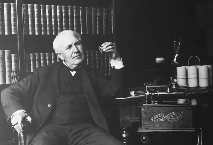 thomas-edison-3 Máy quay đĩa là một trong những phát minh vĩ đại của Thomas Edison.