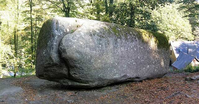 Tảng đá Trembling ở Huelgoat: Hiện tượng khiến khối 137 tấn tưởng chừng ‘dễ dịch chuyển’