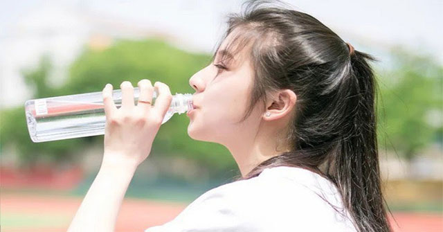 Uống quá nhiều nước: Những rủi ro sức khỏe và ai nên thận trọng